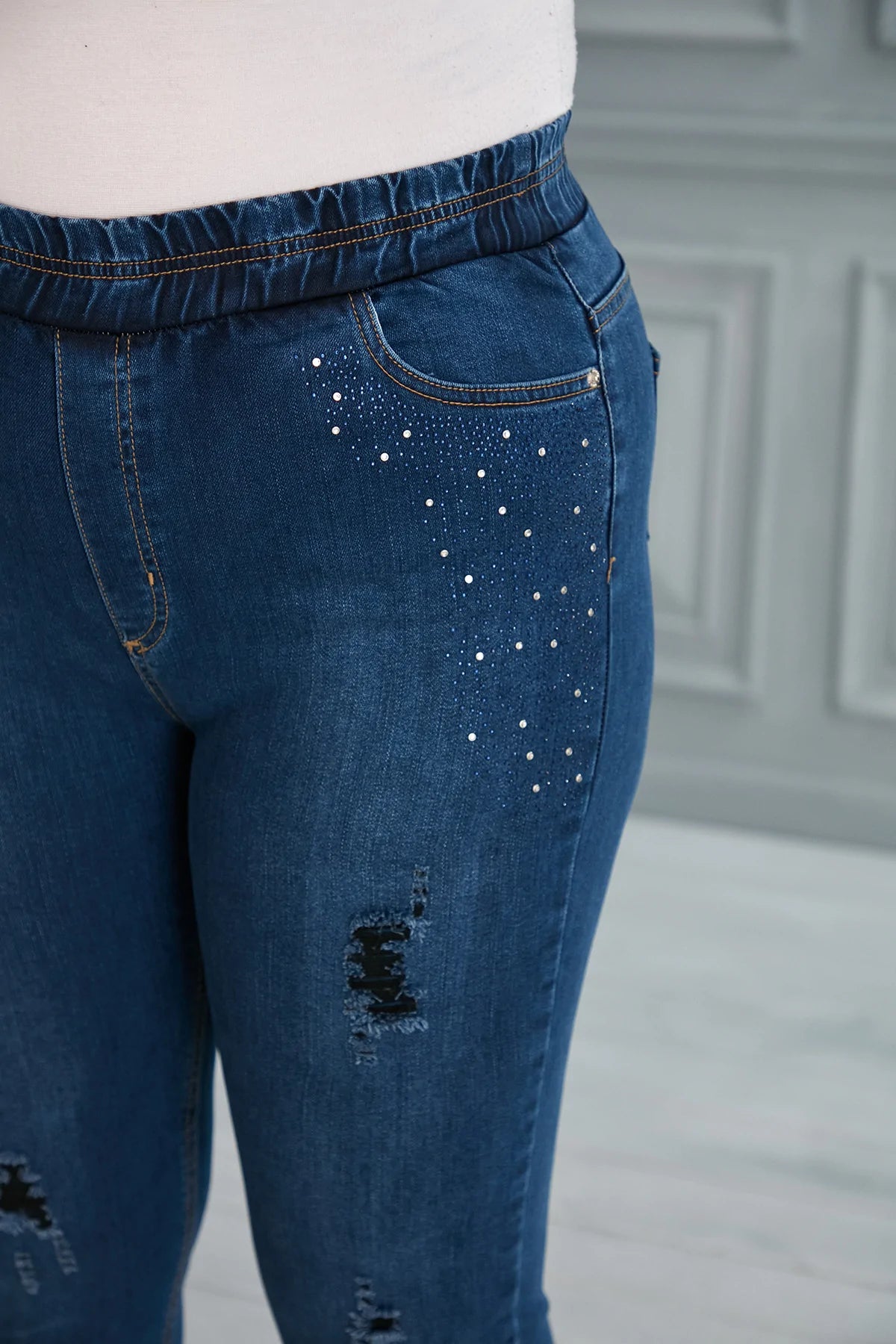 Jeans im Used-Look mit Steinchen in großen Größen
