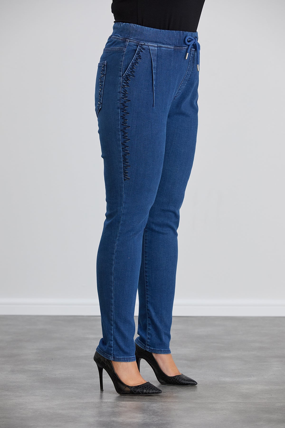 Elegante Jeans mit Strasssteinen und elastischem Bund