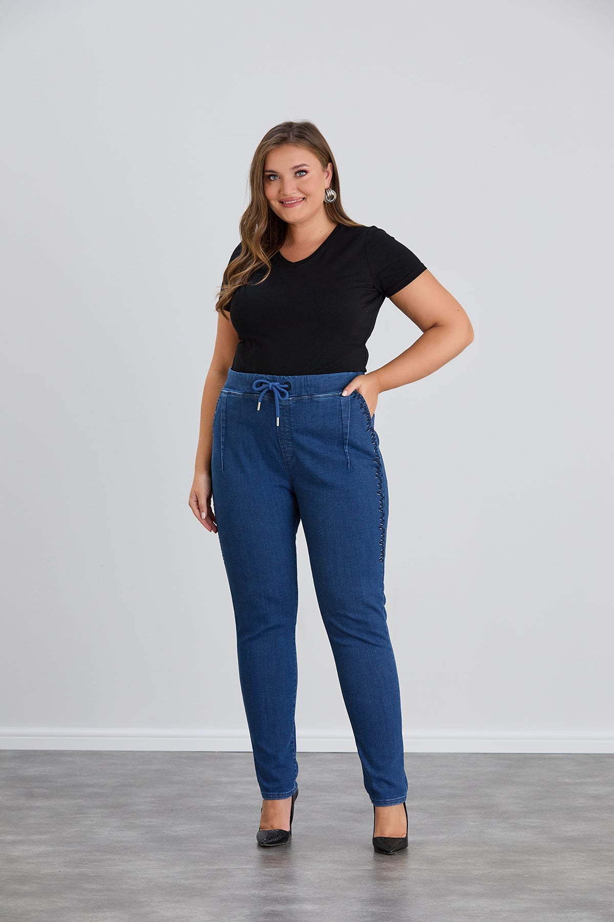 Elegante Jeans mit Strasssteinen und elastischem Bund