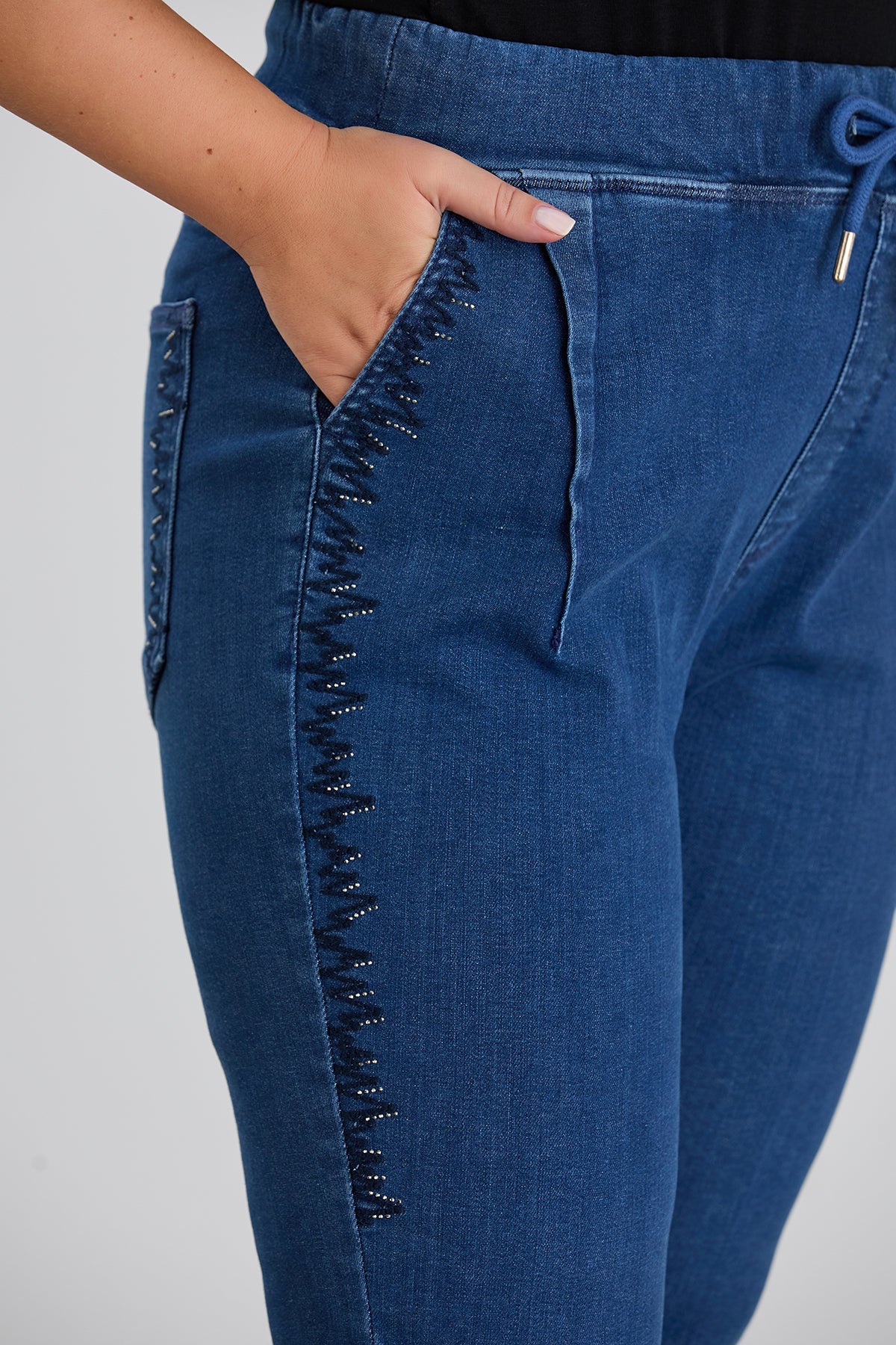 Elegante Jeans mit Strasssteinen und elastischem Bund