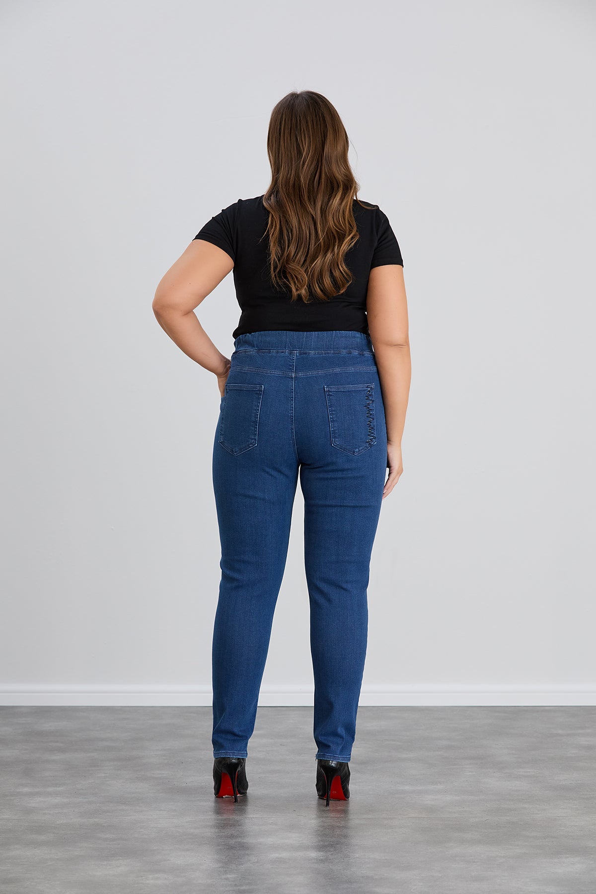 Elegante Jeans mit Strasssteinen und elastischem Bund