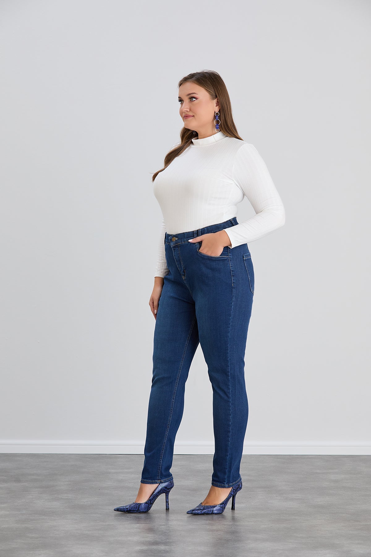 Jeans mit hohem und elastischem Bund