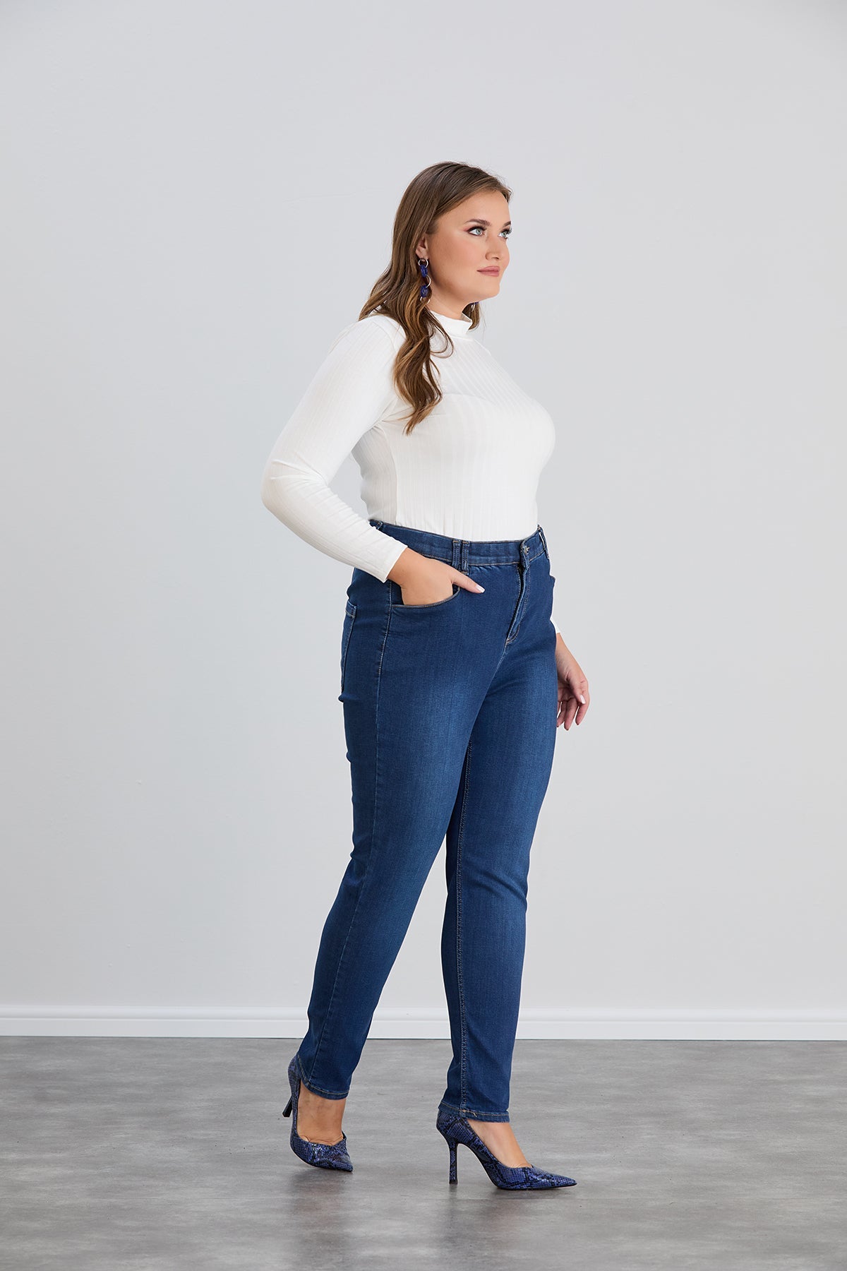 Jeans mit hohem und elastischem Bund