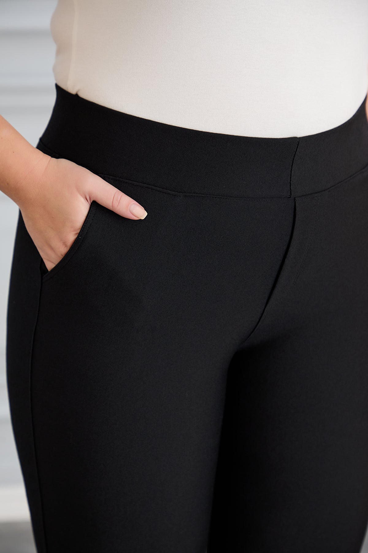 Hose mit ausgestelltem Schnitt ab dem Knie – Schwarz