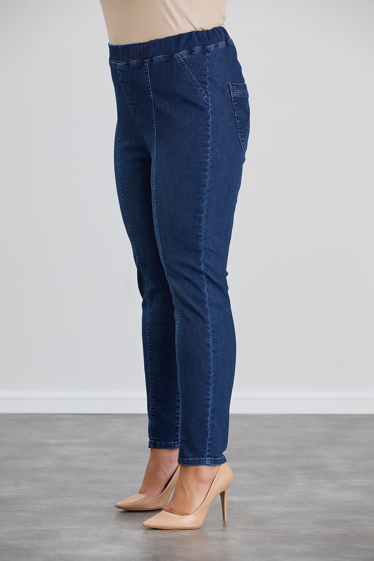 Jeans mit Vordernaht und elastischem Bund