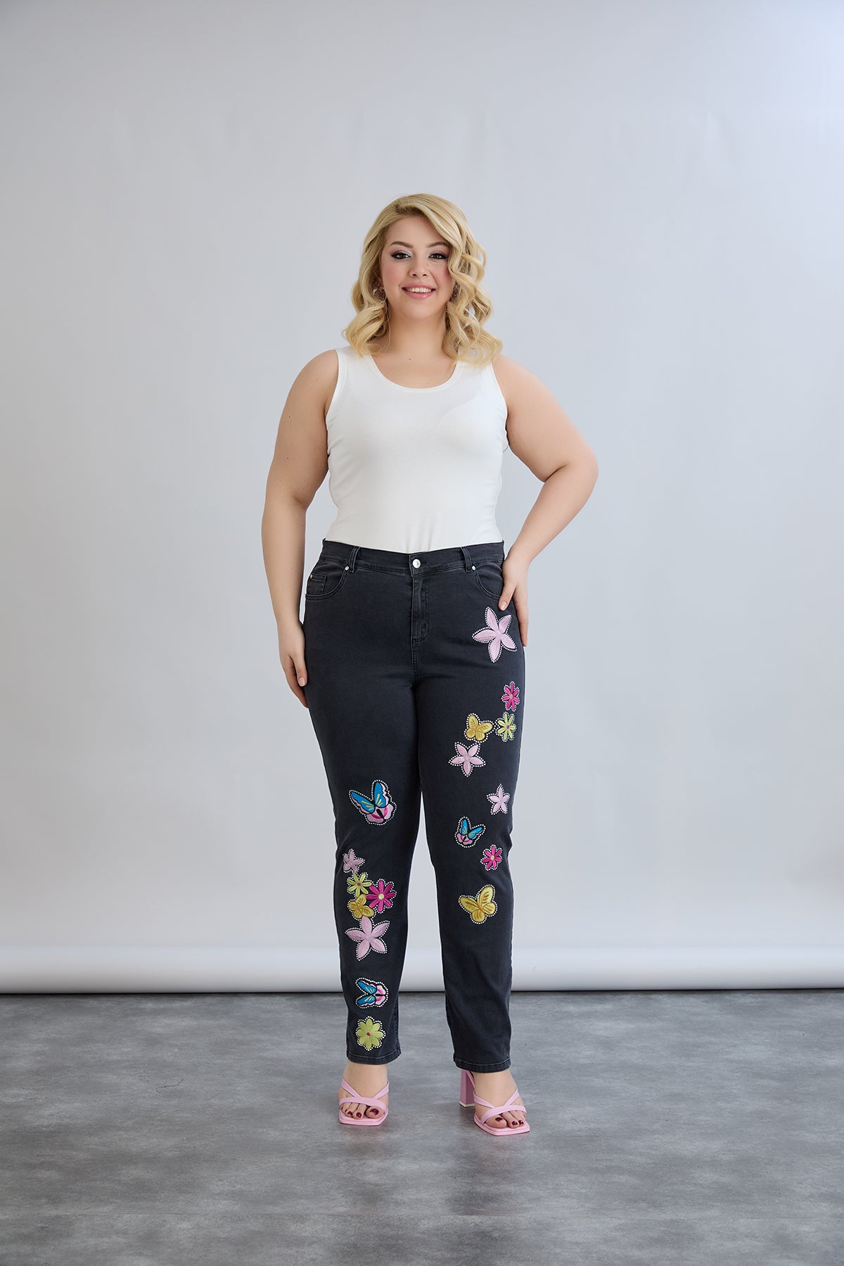 Schwarze Jeans mit bunter Stickerei & Glitzersteinen – Große Größen