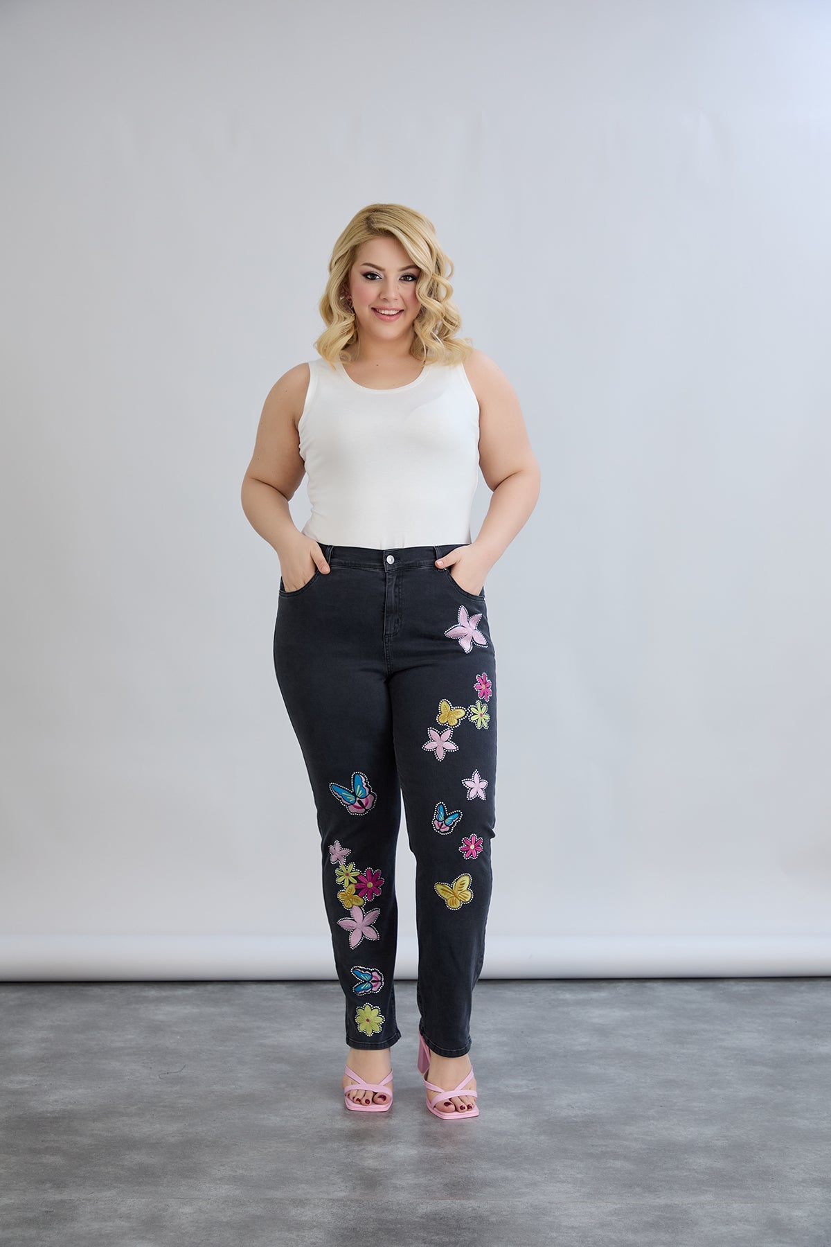 Schwarze Jeans mit bunter Stickerei & Glitzersteinen – Große Größen