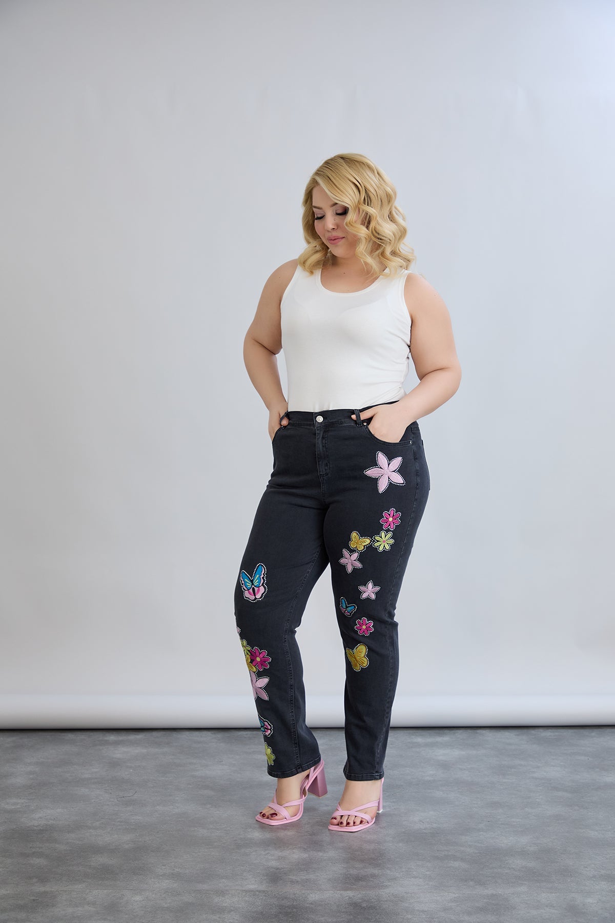 Schwarze Jeans mit bunter Stickerei & Glitzersteinen – Große Größen