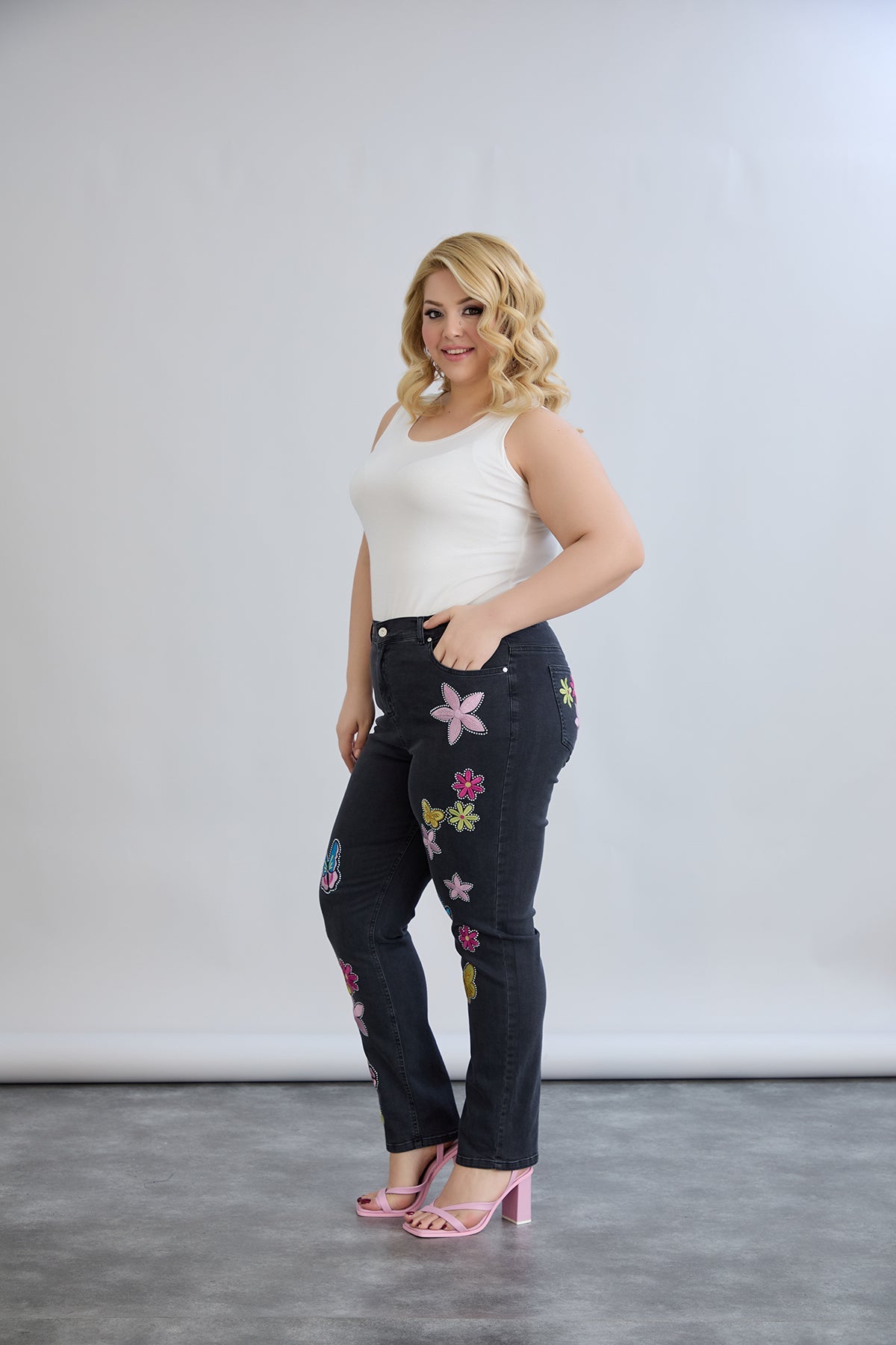 Schwarze Jeans mit bunter Stickerei & Glitzersteinen – Große Größen