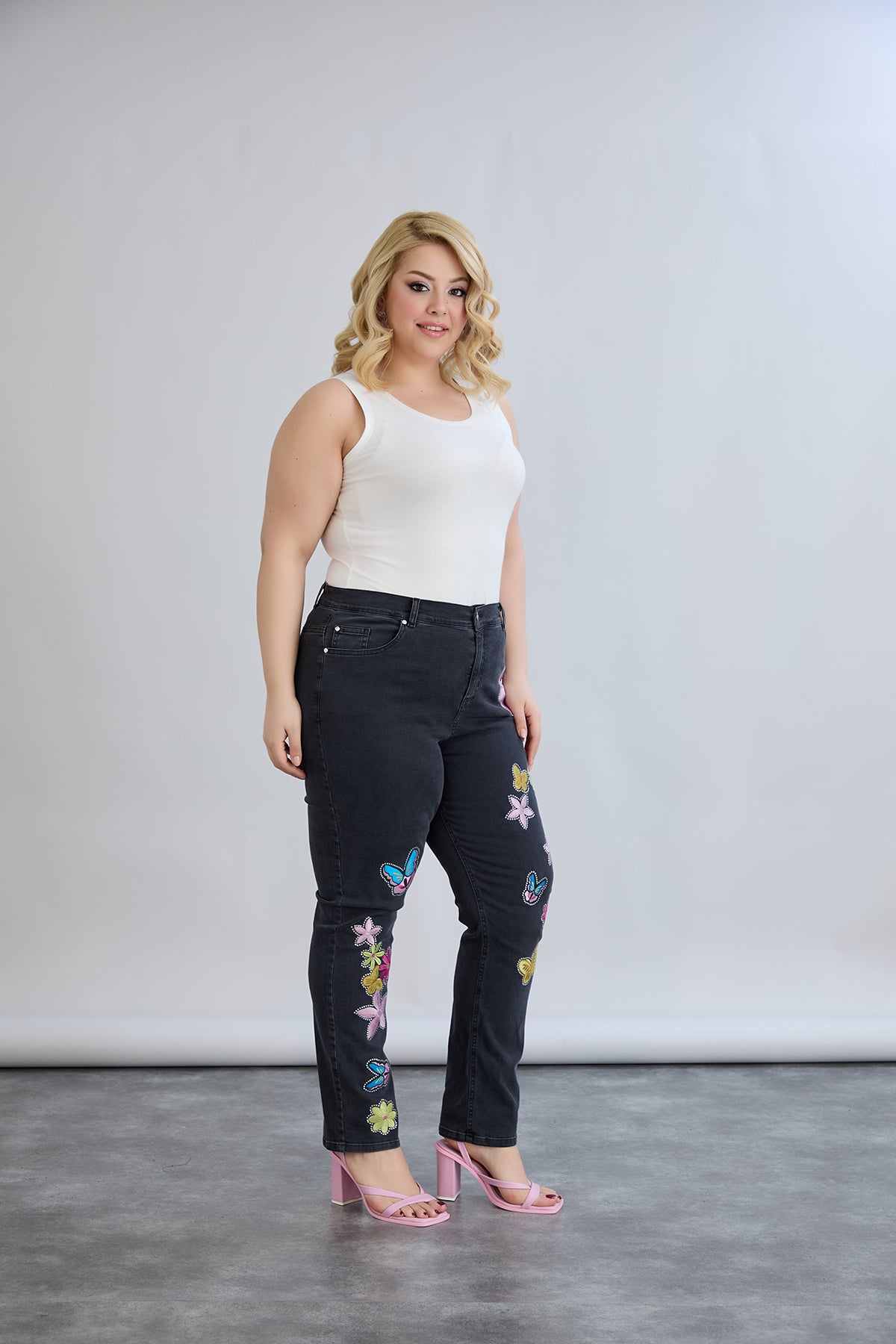 Schwarze Jeans mit bunter Stickerei & Glitzersteinen – Große Größen