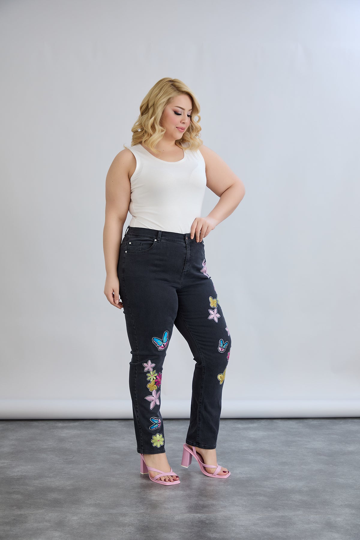 Schwarze Jeans mit bunter Stickerei & Glitzersteinen – Große Größen