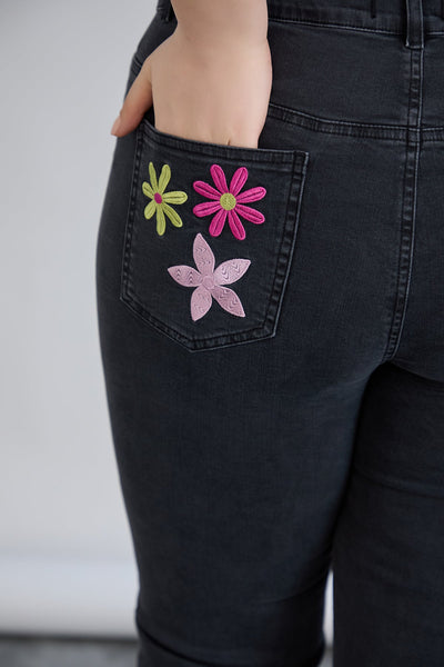 Schwarze Jeans mit bunter Stickerei & Glitzersteinen – Große Größen