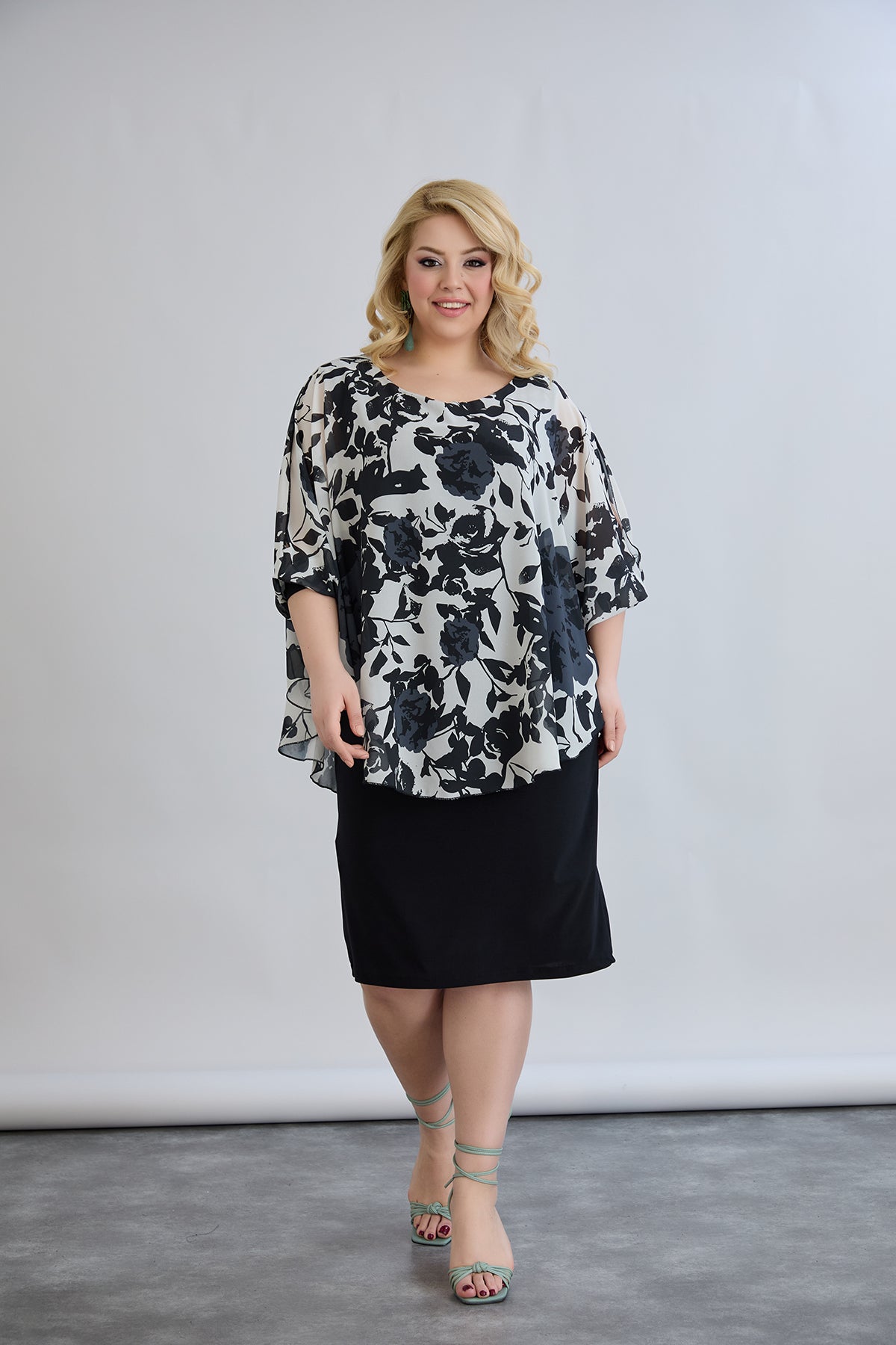 Kleid mit Chiffon und Schulterakzent - Blumen