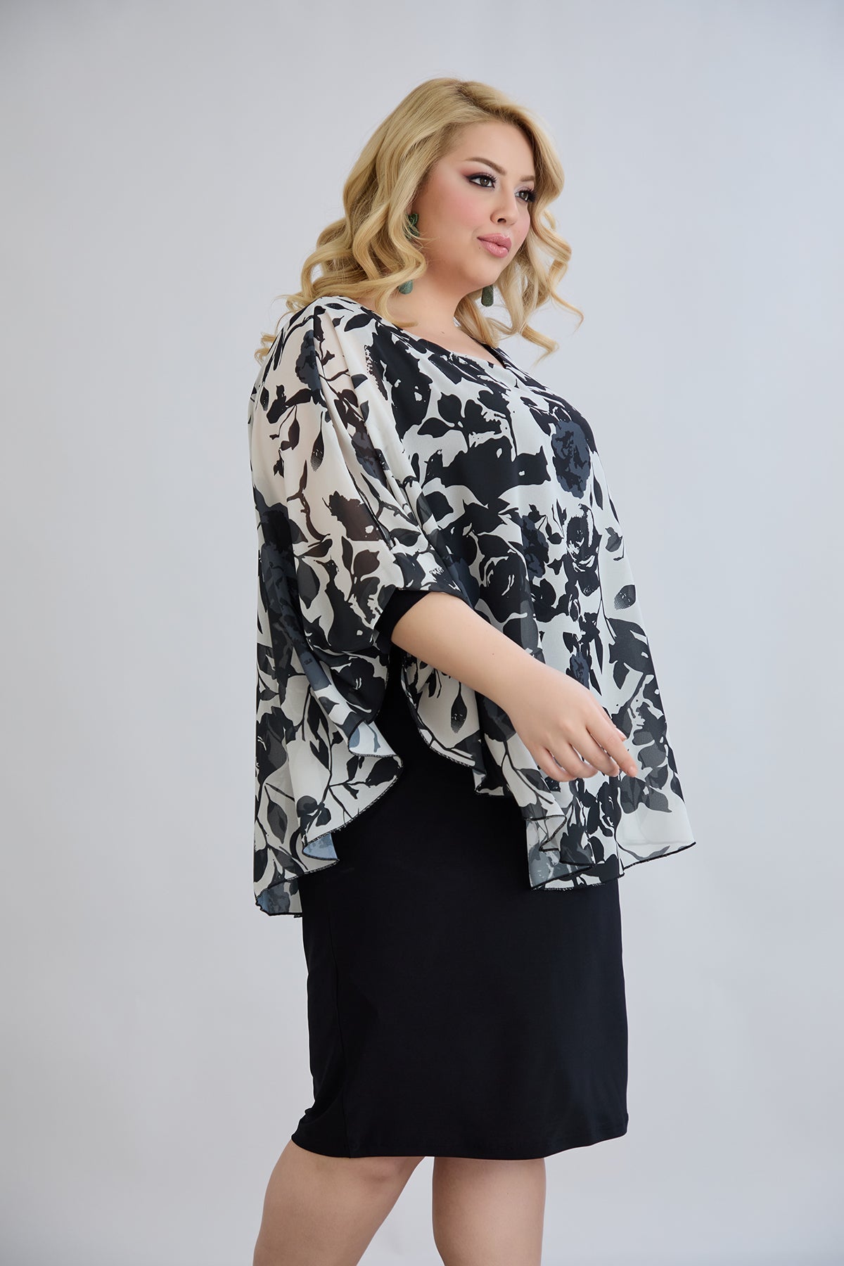 Kleid mit Chiffon und Schulterakzent - Blumen