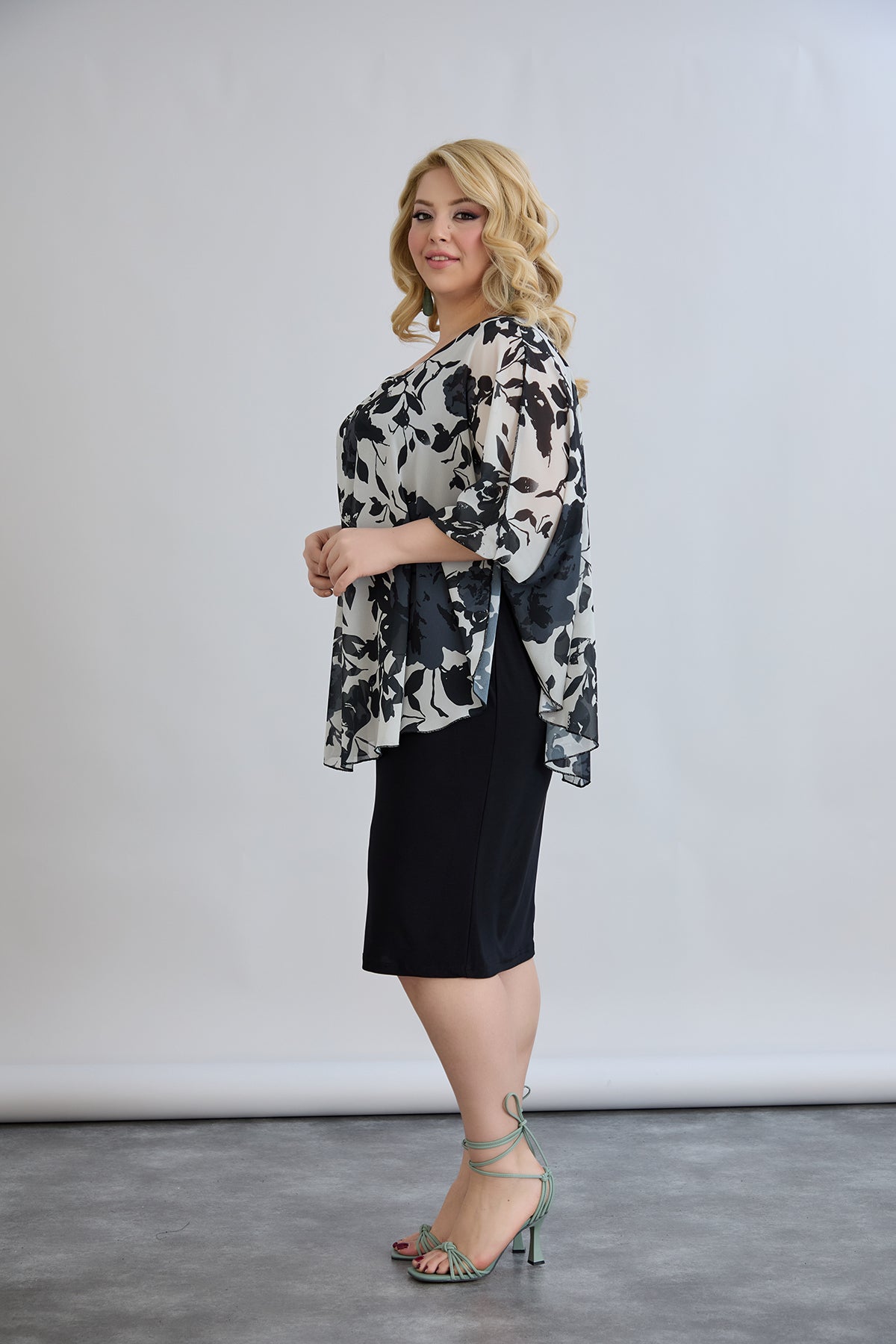 Kleid mit Chiffon und Schulterakzent - Blumen