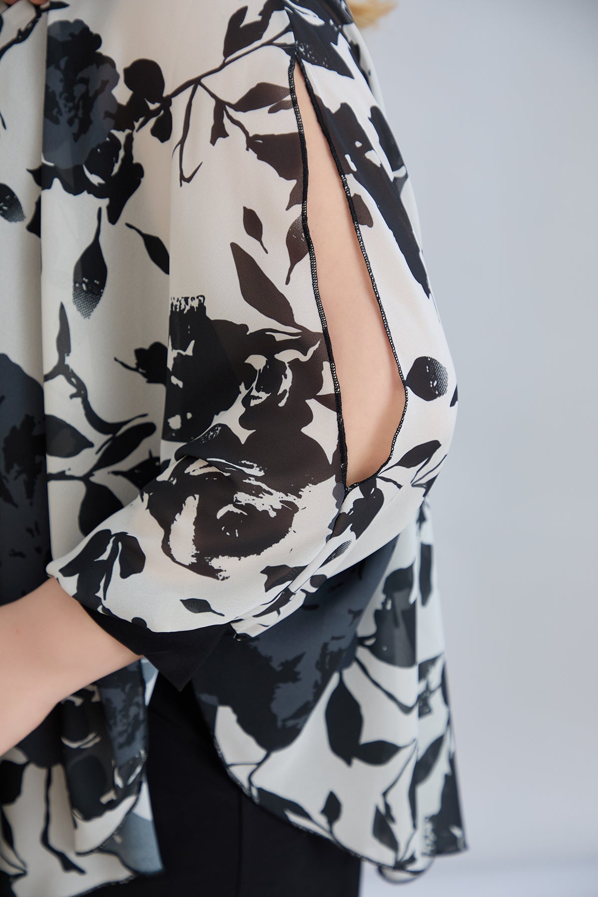 Kleid mit Chiffon und Schulterakzent - Blumen