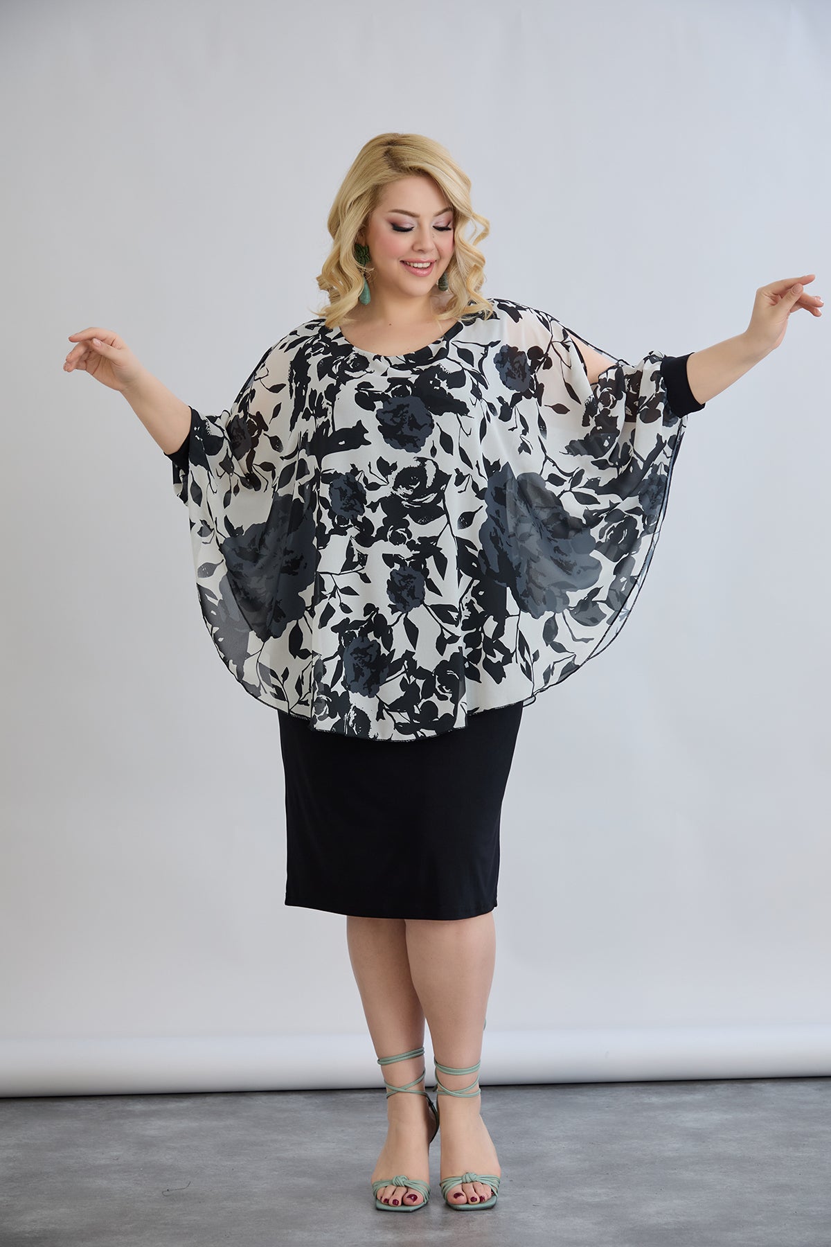 Kleid mit Chiffon und Schulterakzent - Blumen