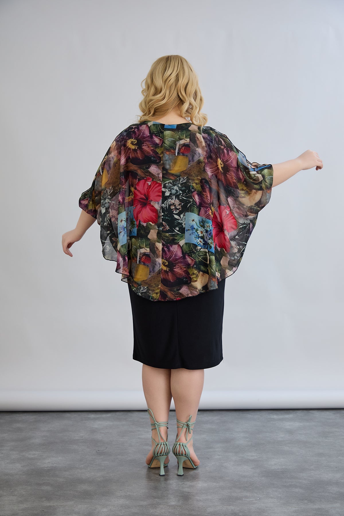 Kleid mit Chiffon und Schulterakzent - Weinrot