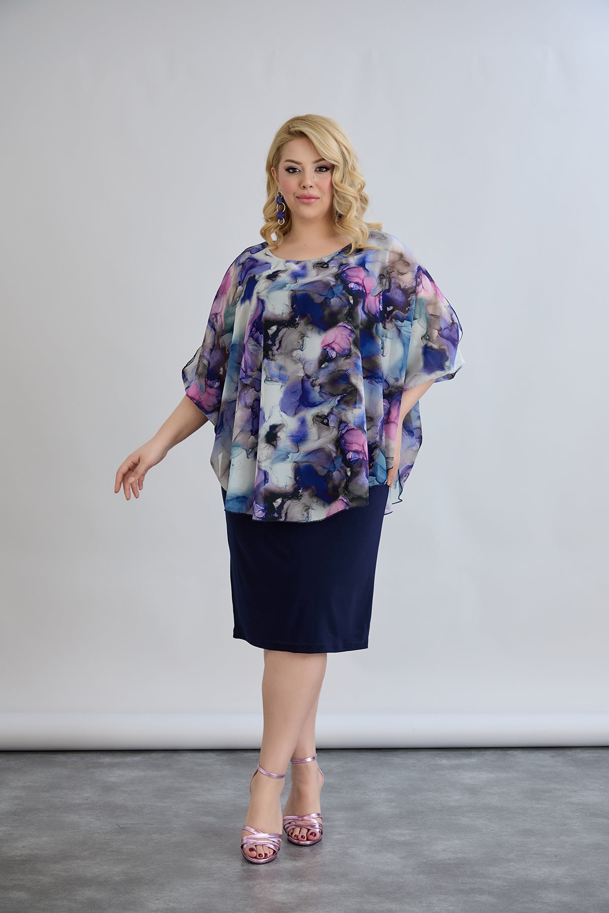 Kleid mit Chiffon und Schulterakzent - Dunkelblau