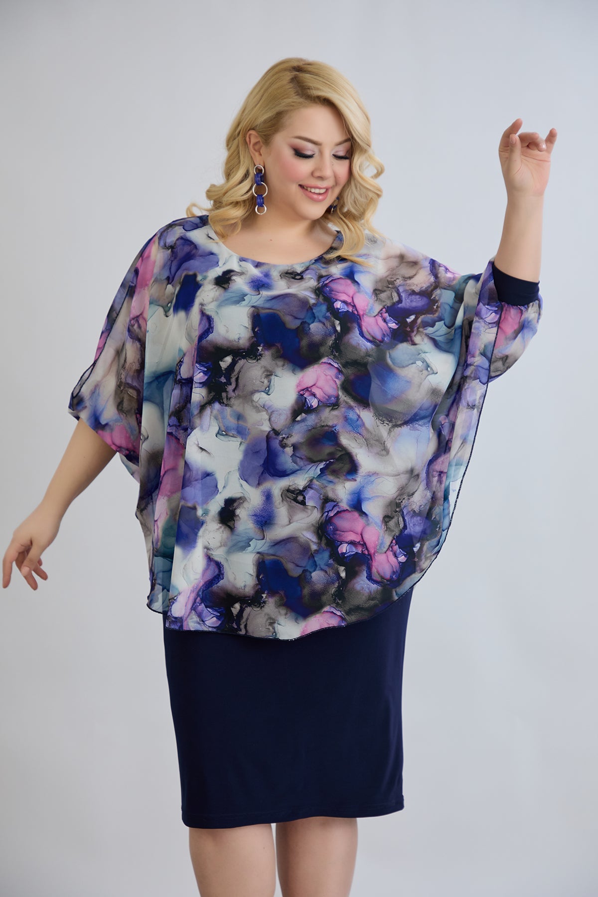 Kleid mit Chiffon und Schulterakzent - Dunkelblau