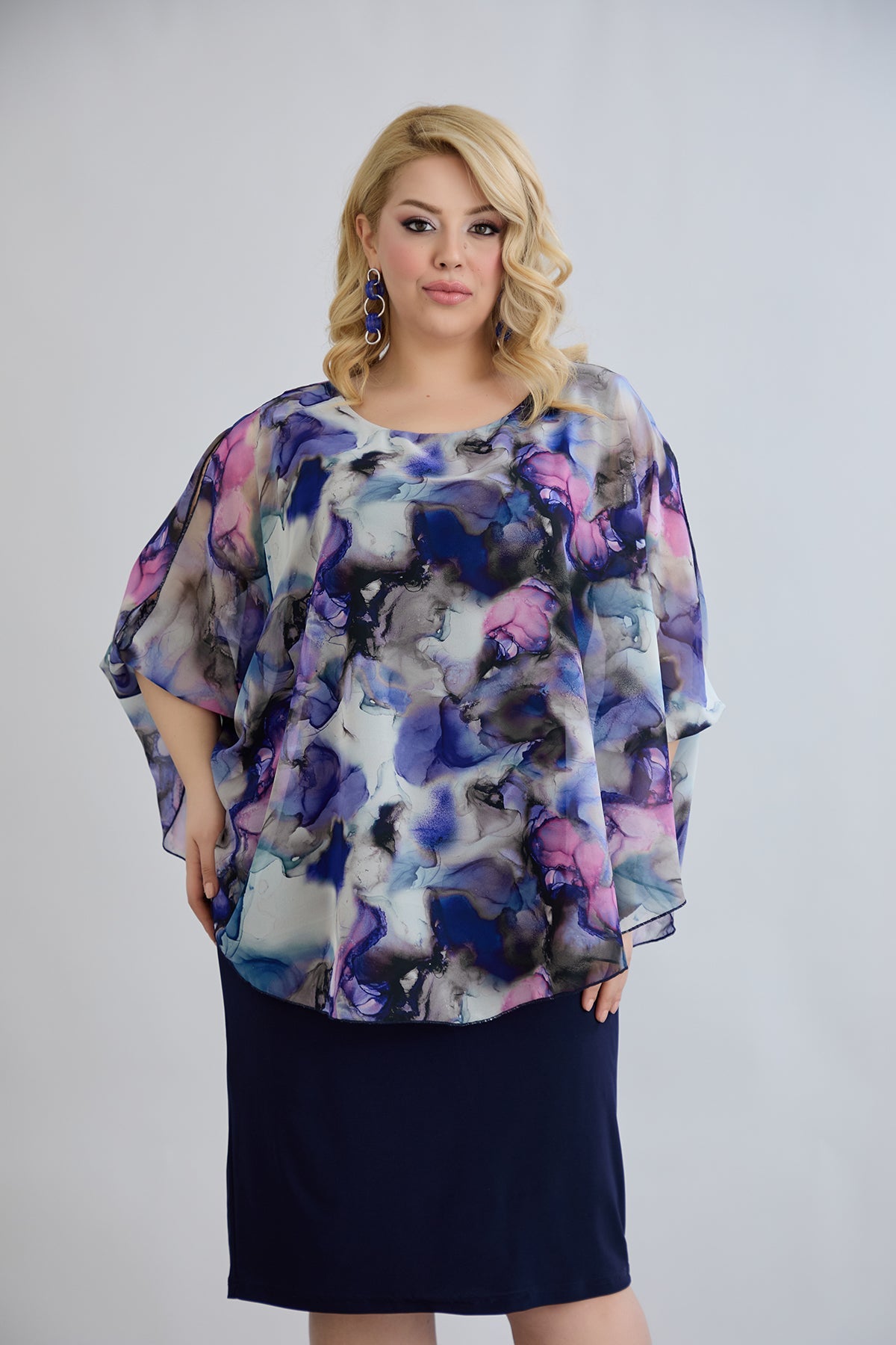 Kleid mit Chiffon und Schulterakzent - Dunkelblau
