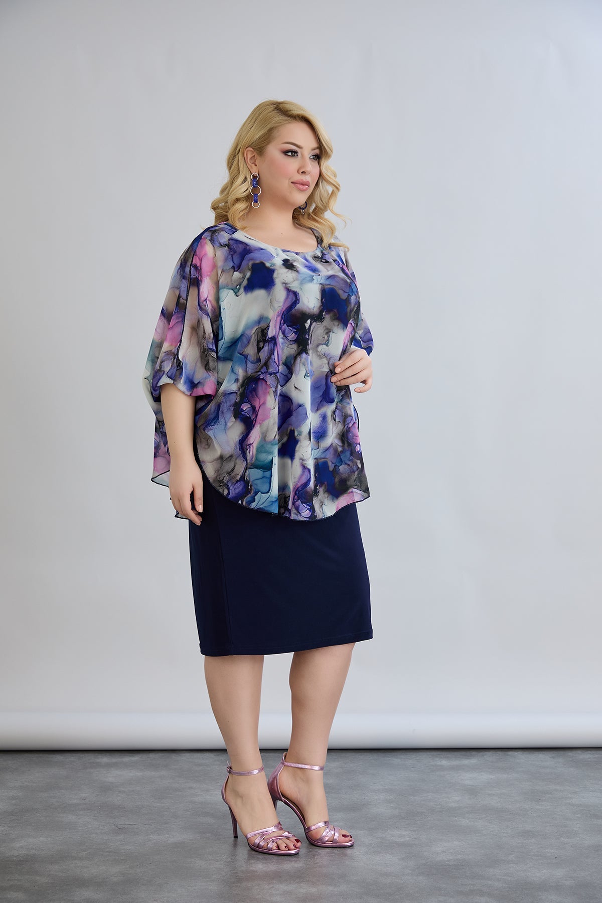 Kleid mit Chiffon und Schulterakzent - Dunkelblau
