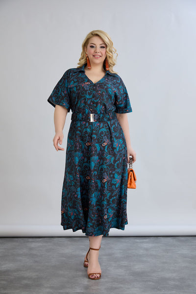 Floral Kleid in großen Größen mit einem Gürtel aus leichtem Material.