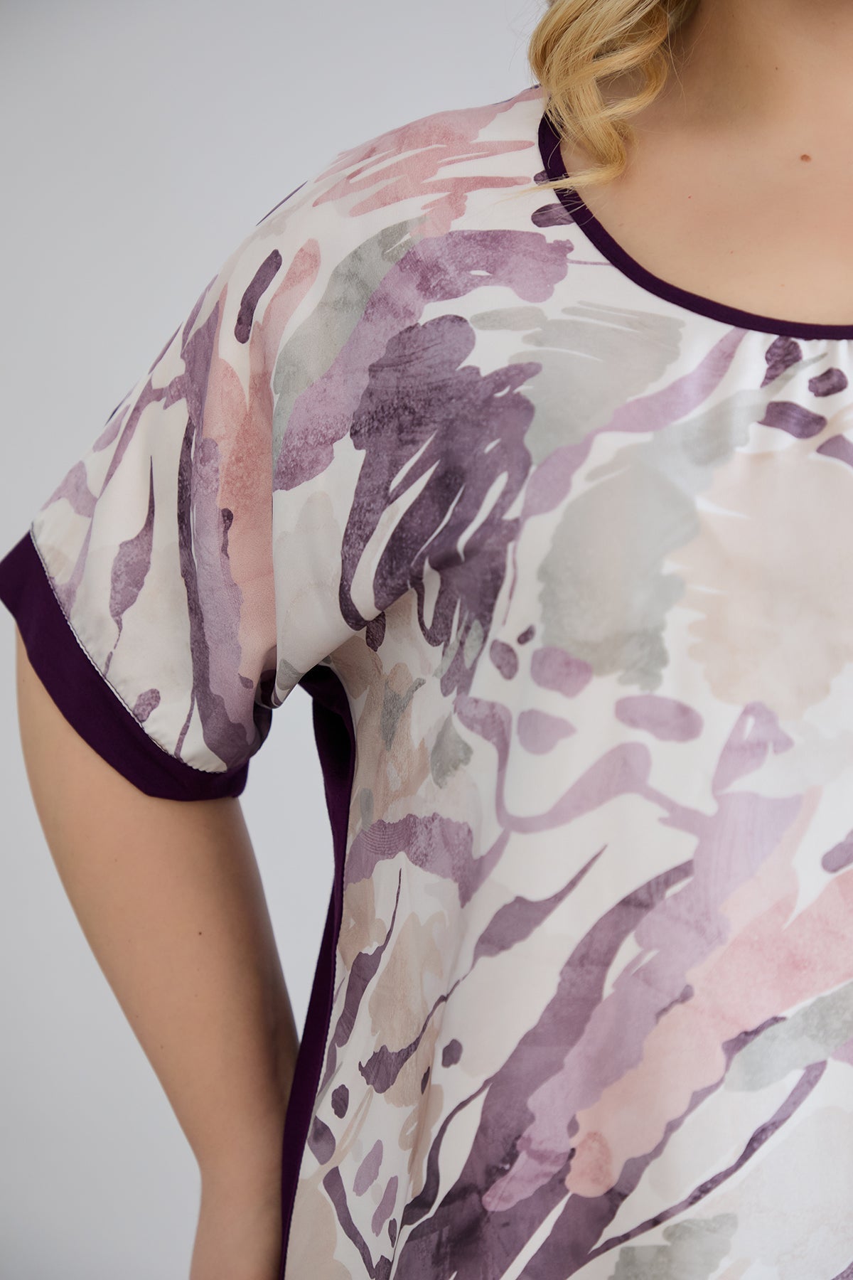 Bluse mit Viskosedruck auf dem Rücken - Lila Pastell