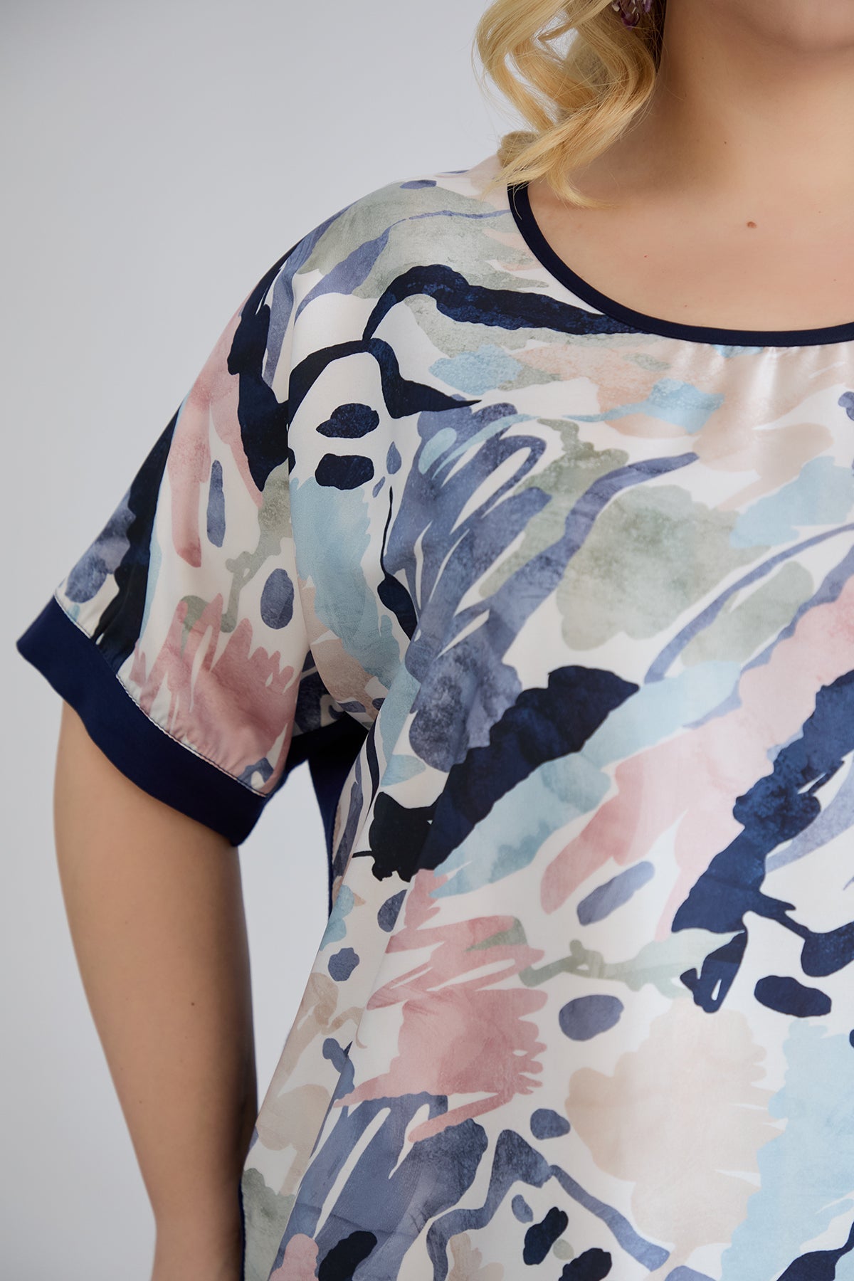 Rückenbluse mit Viskosedruck - Blau Pastell