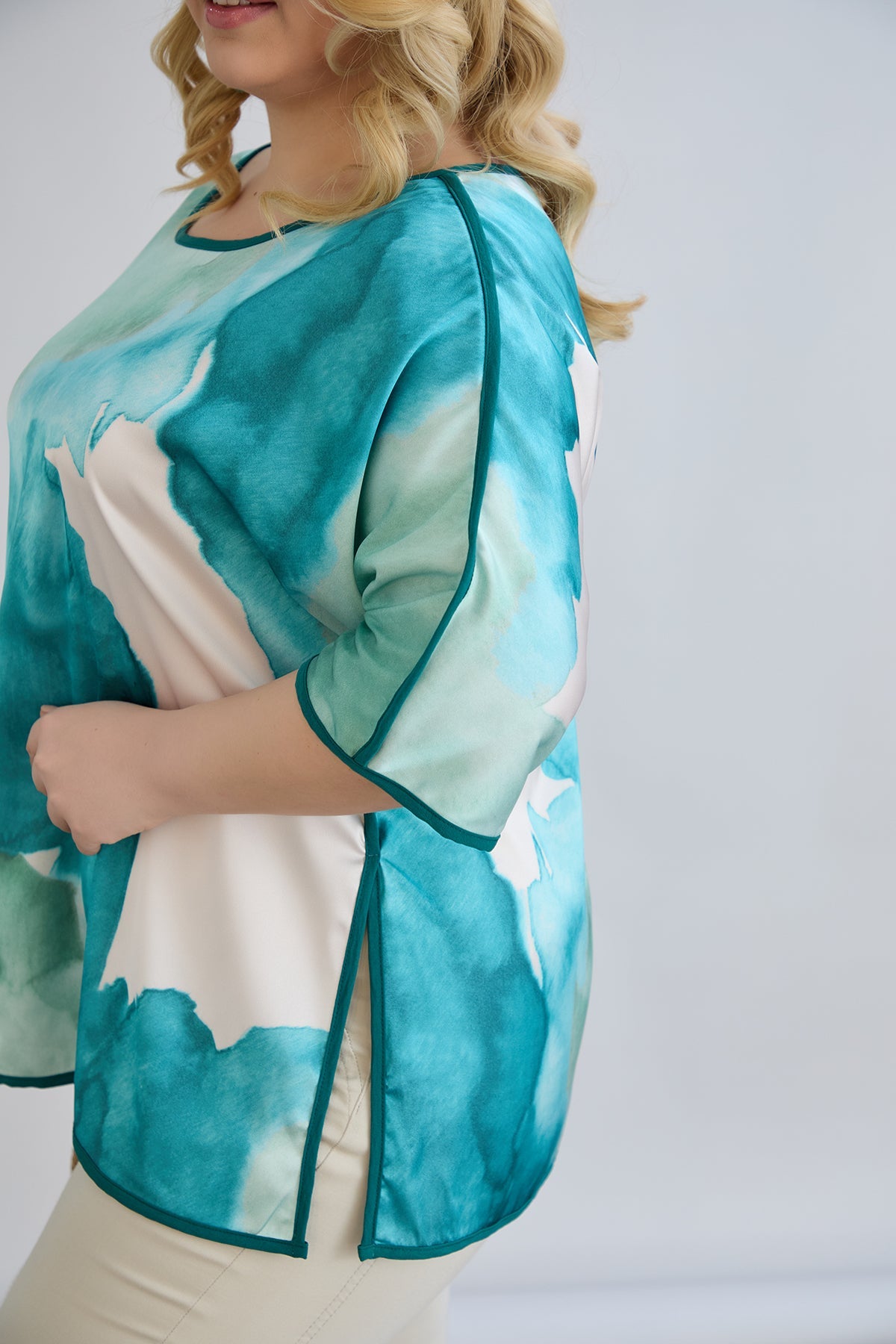 Kurzärmelige Bluse mit Rückenakzent - Mittelmeer