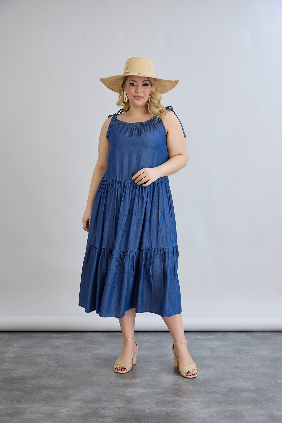 Volantkleid aus Jeansstoff mit Bindeträgern