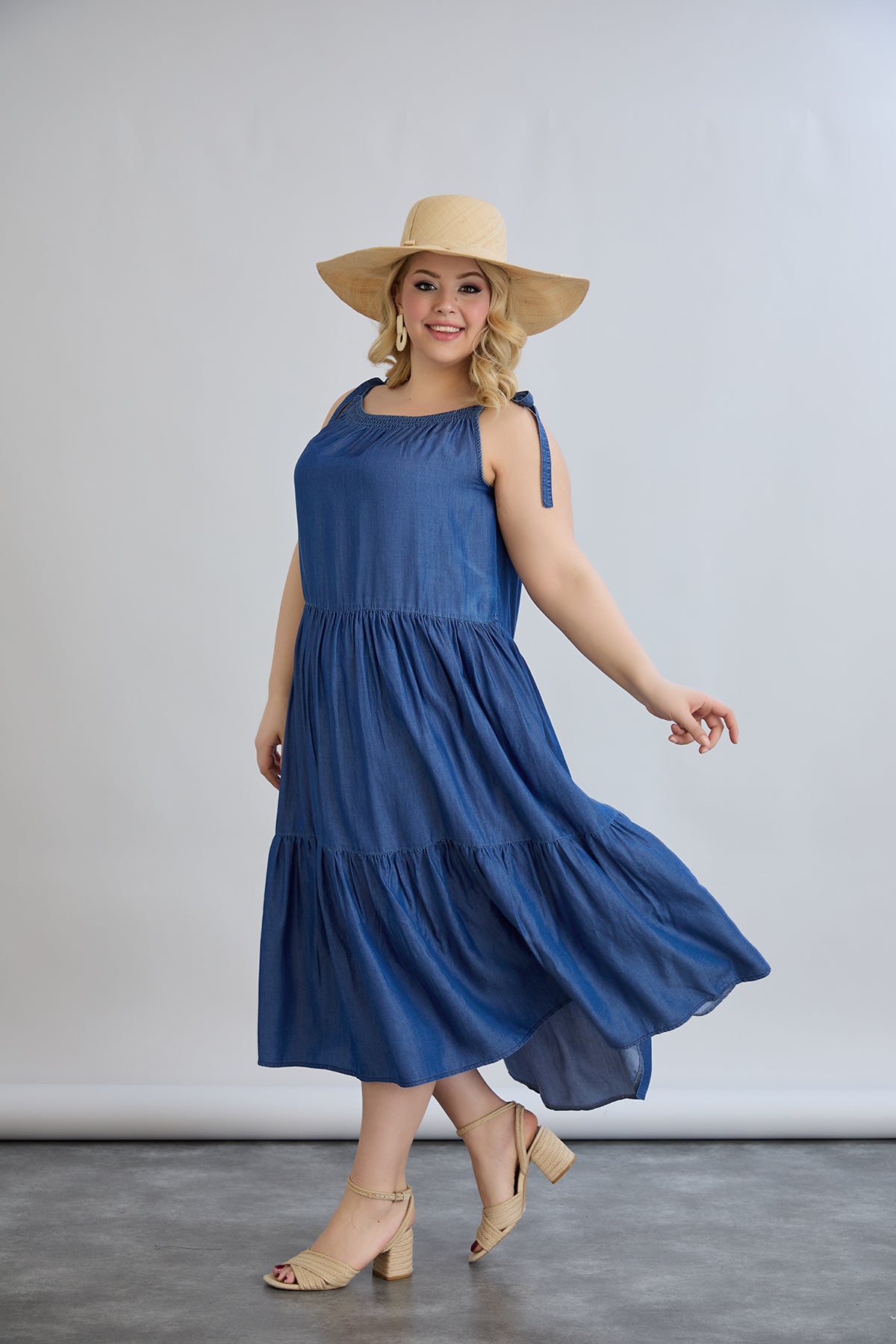 Volantkleid aus Jeansstoff mit Bindeträgern