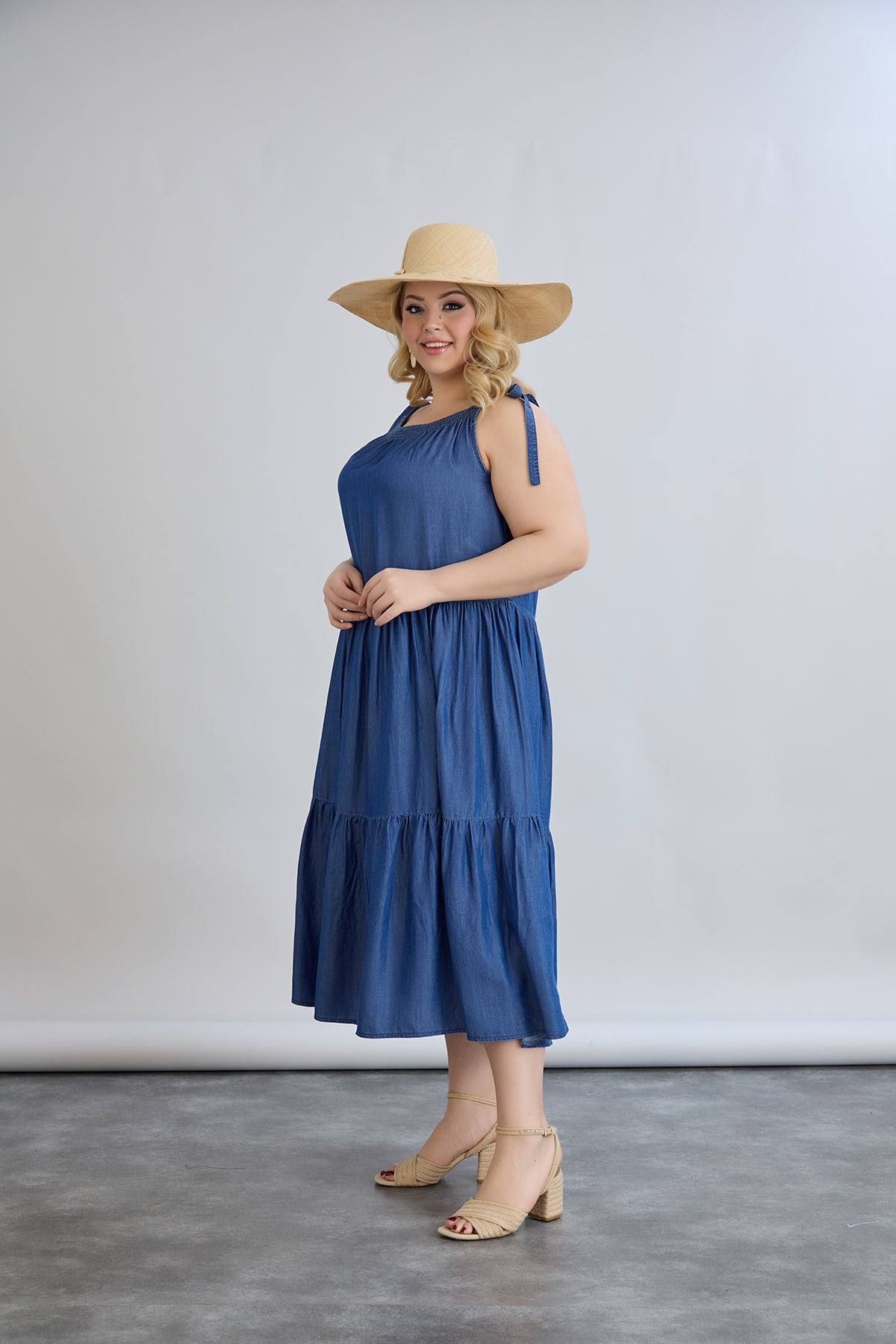 Volantkleid aus Jeansstoff mit Bindeträgern