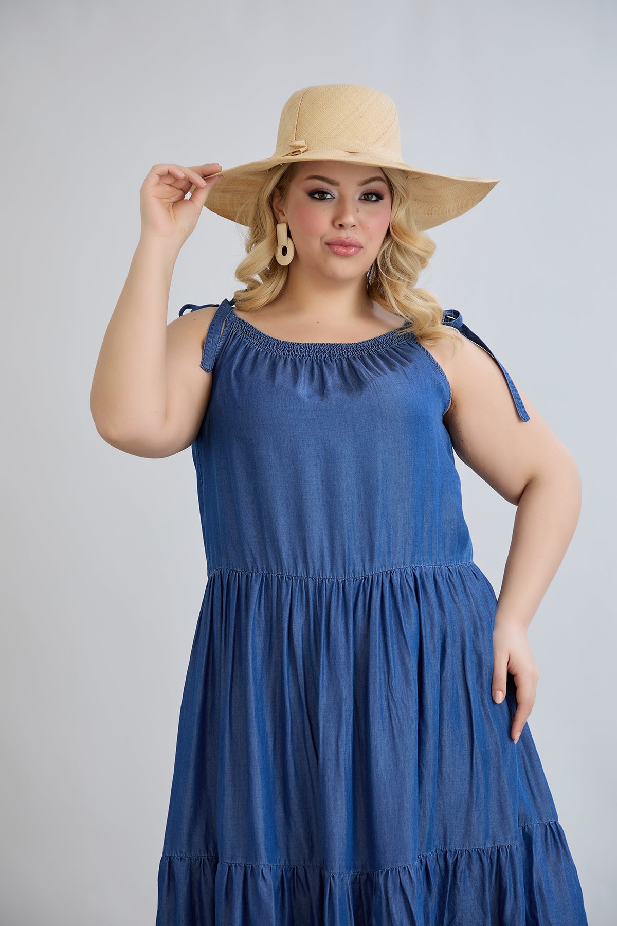 Volantkleid aus Jeansstoff mit Bindeträgern