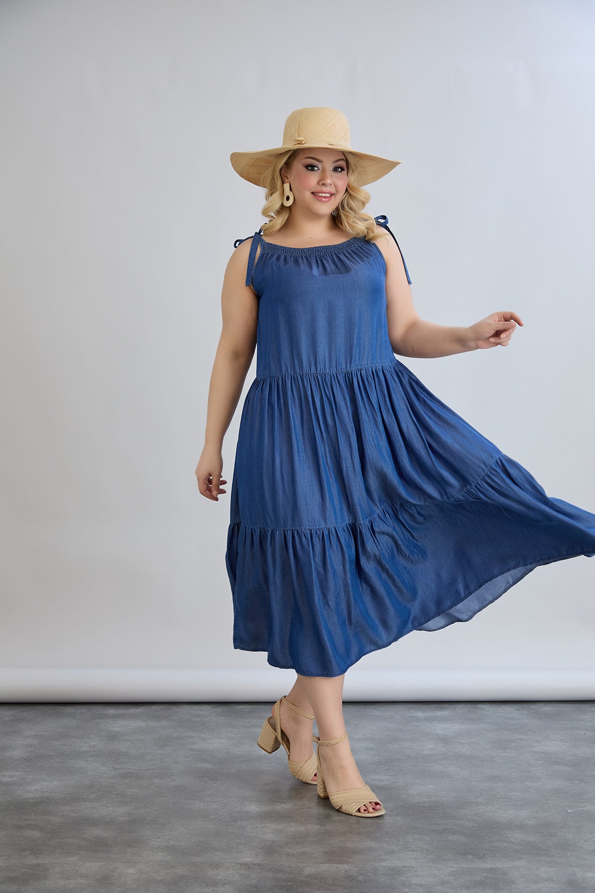 Volantkleid aus Jeansstoff mit Bindeträgern