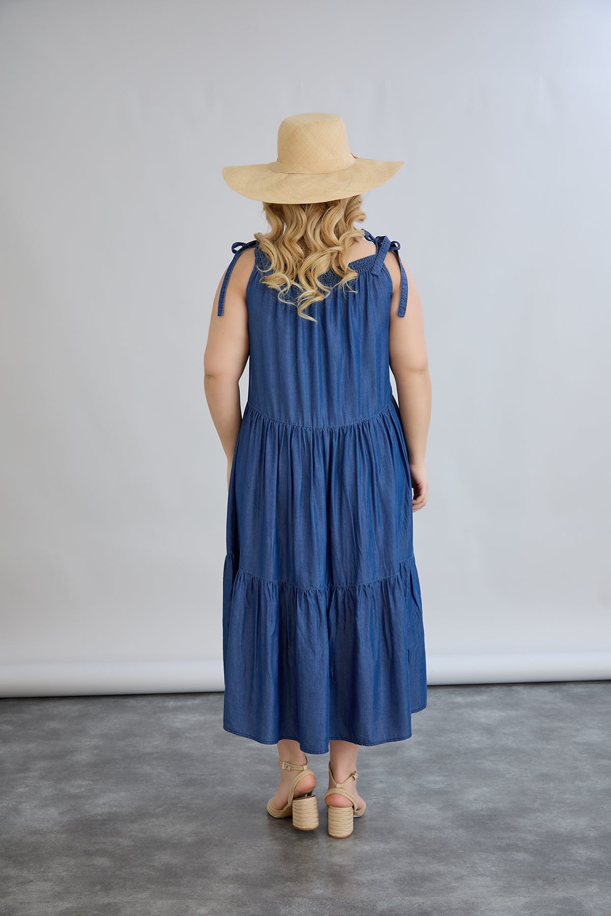 Volantkleid aus Jeansstoff mit Bindeträgern