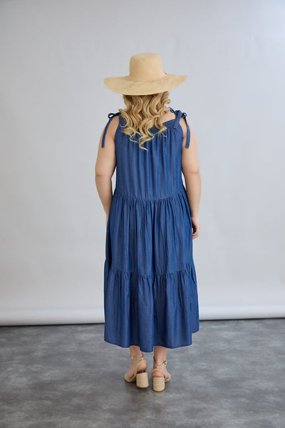 Volantkleid aus Jeansstoff mit Bindeträgern
