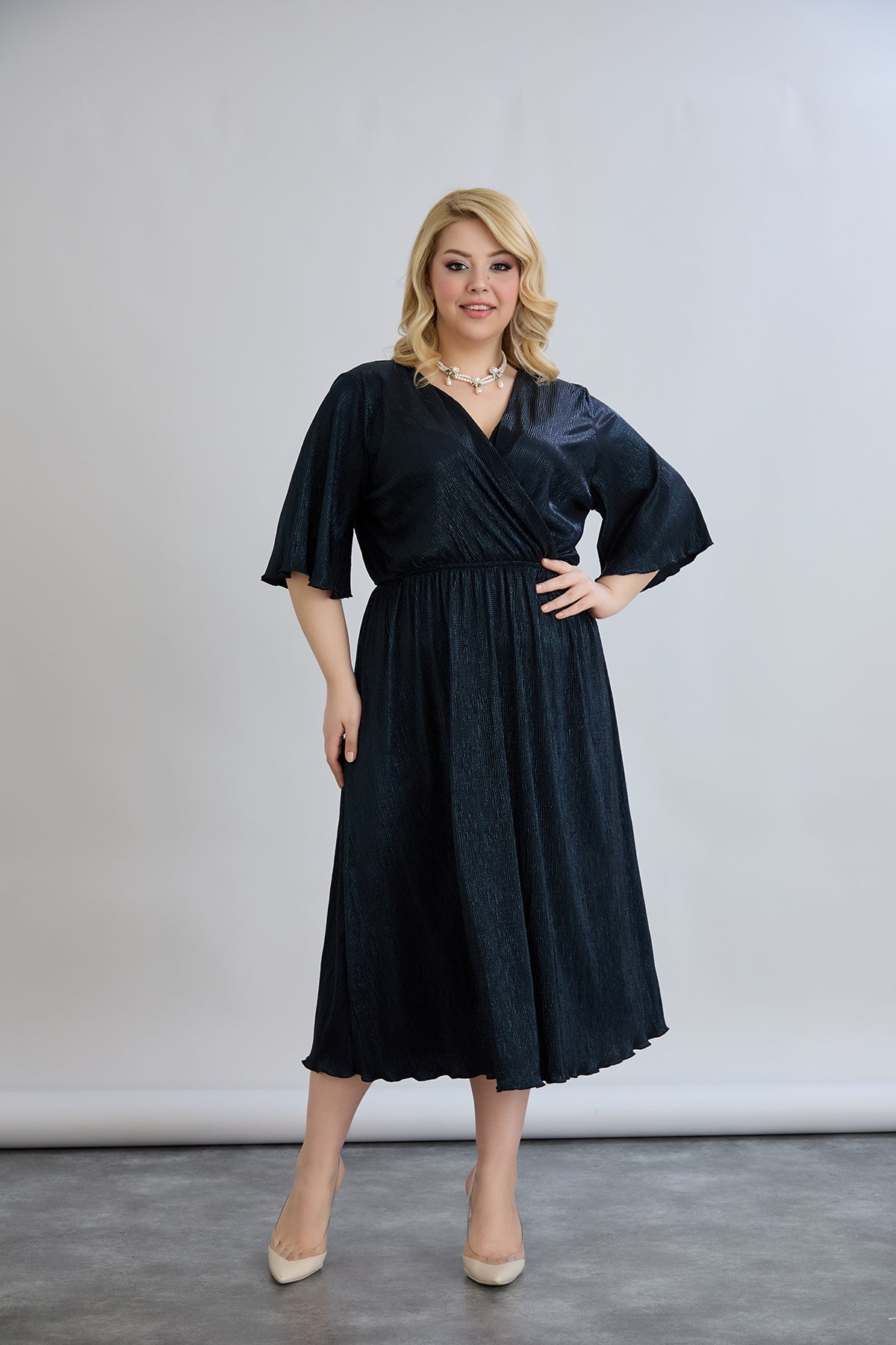 Kleid mit tiefem Ausschnitt und luxuriösem Effekt