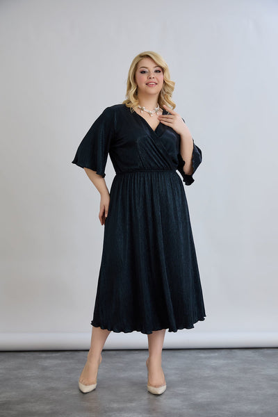Kleid mit tiefem Ausschnitt und luxuriösem Effekt