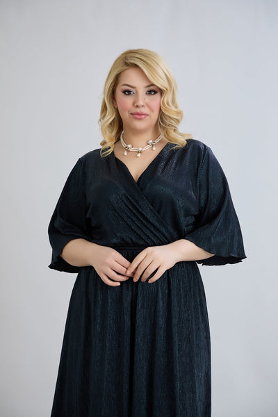 Kleid mit tiefem Ausschnitt und luxuriösem Effekt