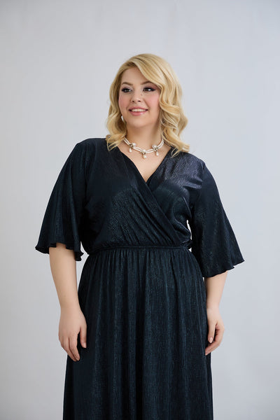 Kleid mit tiefem Ausschnitt und luxuriösem Effekt