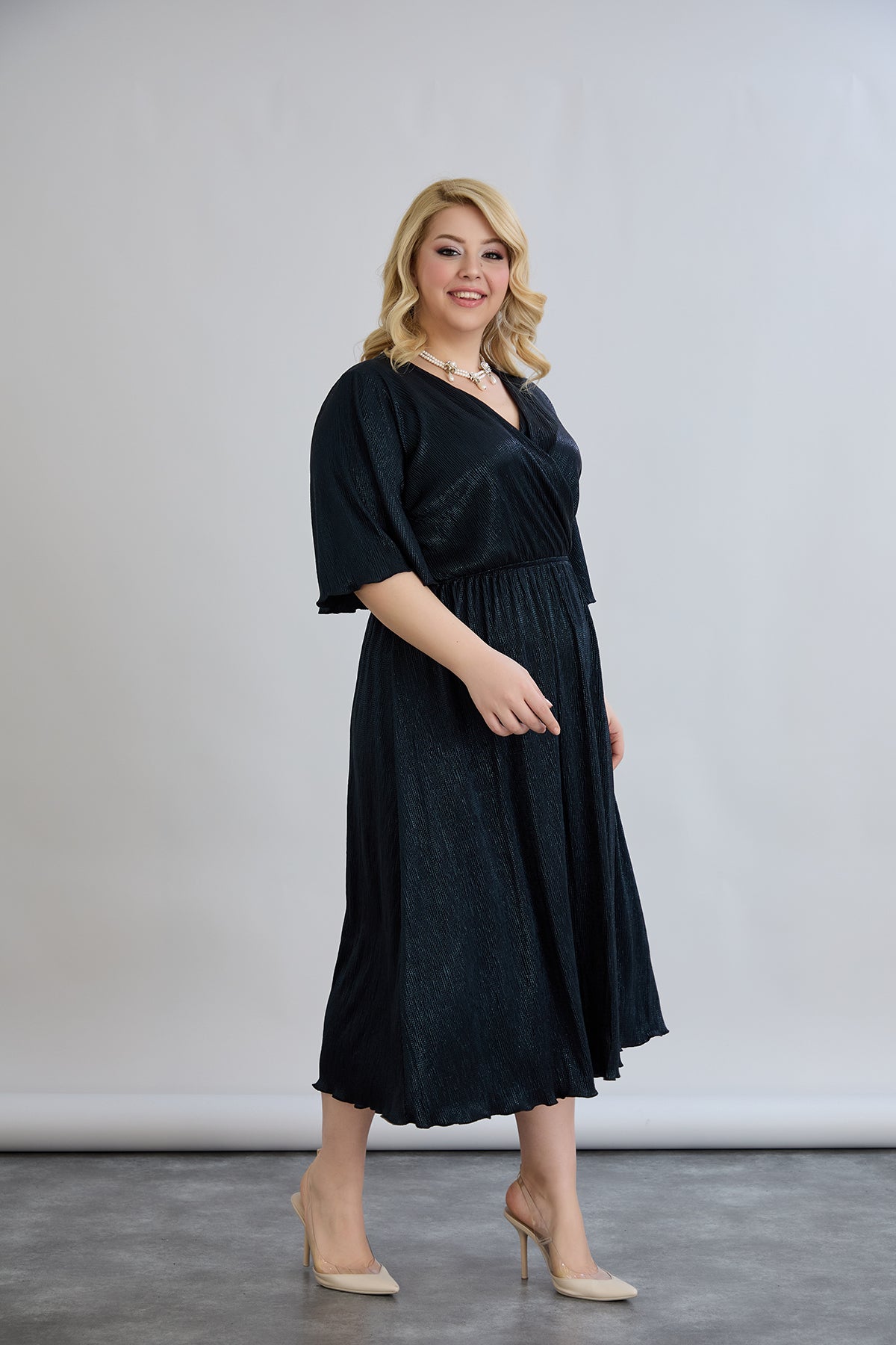 Kleid mit tiefem Ausschnitt und luxuriösem Effekt