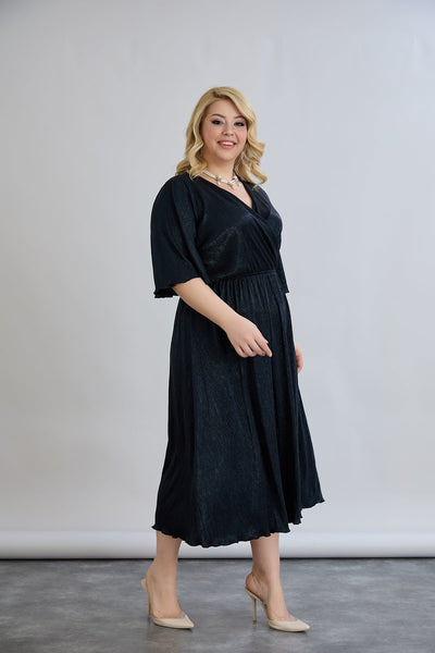 Kleid mit tiefem Ausschnitt und luxuriösem Effekt