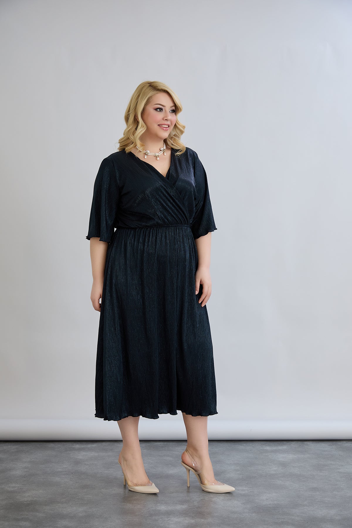 Kleid mit tiefem Ausschnitt und luxuriösem Effekt