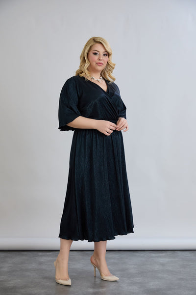 Kleid mit tiefem Ausschnitt und luxuriösem Effekt