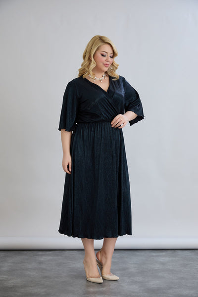 Kleid mit tiefem Ausschnitt und luxuriösem Effekt