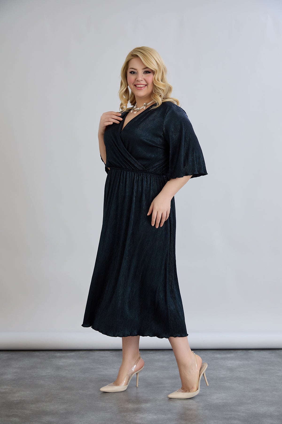 Kleid mit tiefem Ausschnitt und luxuriösem Effekt