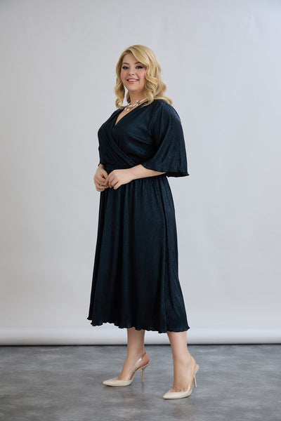 Kleid mit tiefem Ausschnitt und luxuriösem Effekt