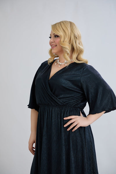 Kleid mit tiefem Ausschnitt und luxuriösem Effekt