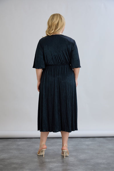 Kleid mit tiefem Ausschnitt und luxuriösem Effekt